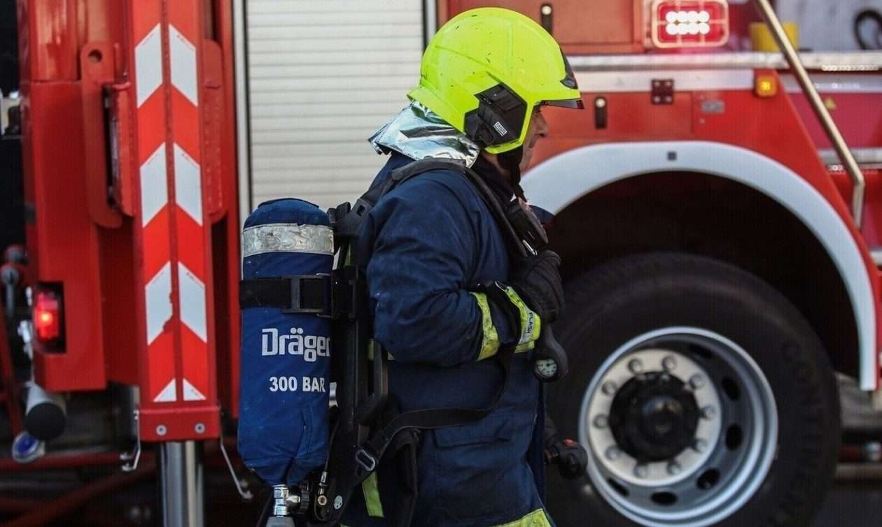 Καμινάδα ινδικού τυλίχτηκε στις φλόγες – Έγκλειστος, φιάλες και πανικός στις Αχαρνές!
