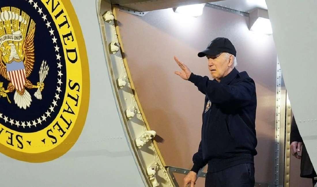 Μπάιντεν – Δεν μπορεί να κατέβει από το Air Force One