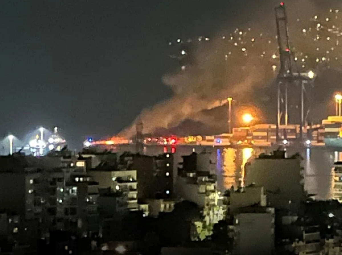 Φωτιά τώρα στο λιμάνι του Πειραιά – Σε κοντέινερ η πυρκαγιά