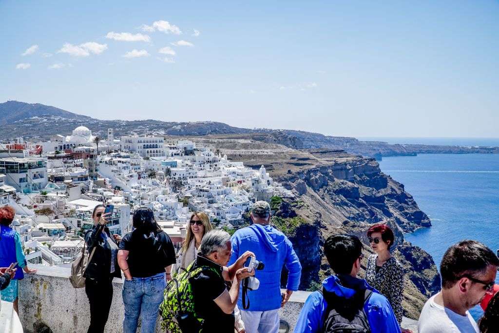 Αδιανόητο! Κάτοικοι 2ης κατηγορίας στο ίδιο τους το νησί στη Σαντορίνη λόγω άφιξης πολλών τουριστών