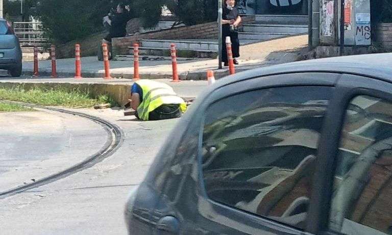 Παλαιό Φάληρο: Άνδρας ρισκάρει καθημερινά τη ζωή του για τη συντήρηση του τραμ