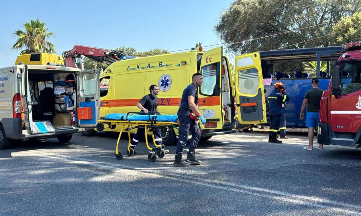 Κέρκυρα: Μιάμιση ώρα πάνω στην ζέστη επιχειρούσαν οι πυροσβέστες να απεγκλωβίσουν μητέρα και παιδί μετά το δυστύχημα