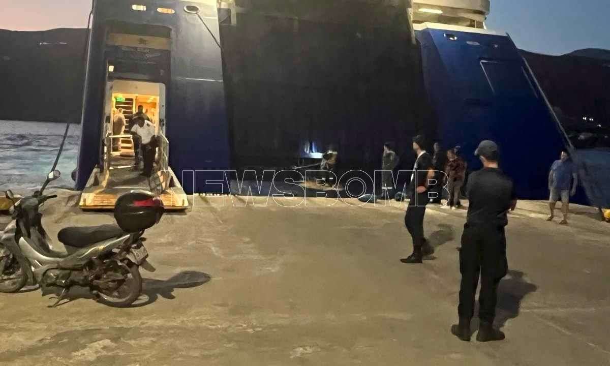 Blue Star Naxos – Κόλλησε ο καταπέλτης του πλοίου
