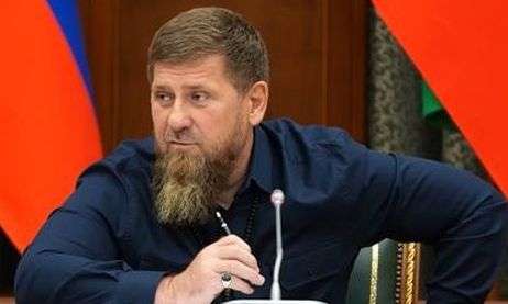 Ευθείες απειλές Καντίροφ: «Θα πυροβολώ όποιον καλεί την κόρη μου να βγάλει το χιτζάμπ της»