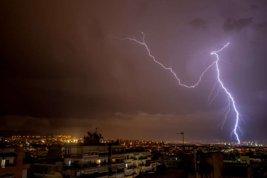 Απότομη αλλαγή του καιρού: Φεύγει ο καύσωνας, έρχονται θερμικές καταιγίδες