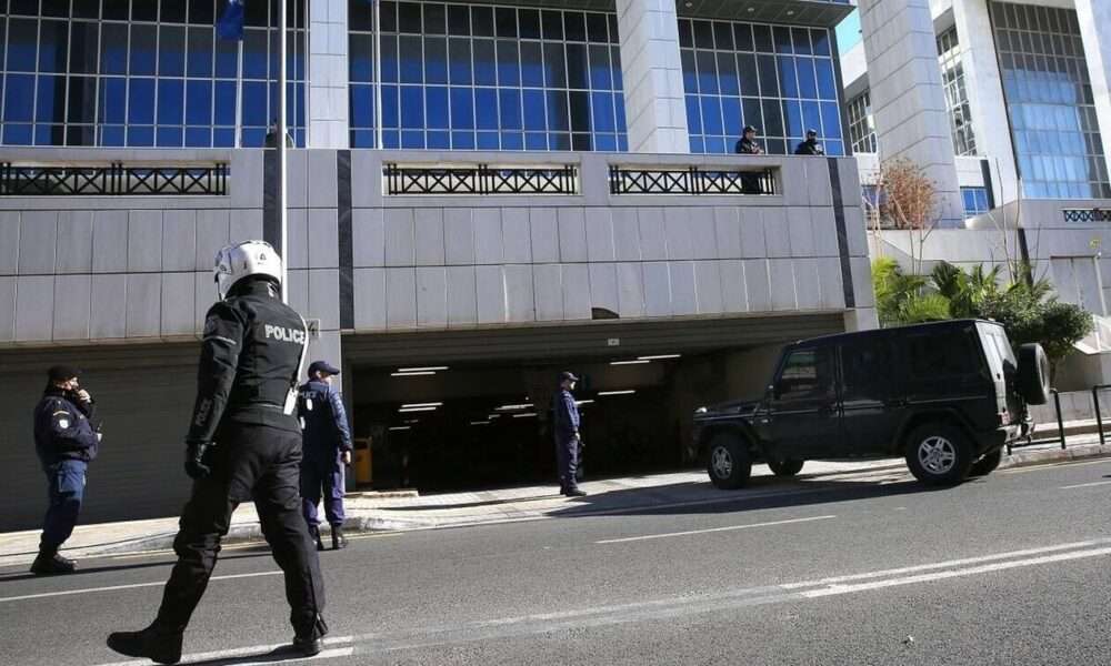 Το δρόμο για τη φυλακή πήραν οι πρώτοι 7 της συμμορίας των μπράβων – «Καμιά φάπα θα ρίξουμε;»