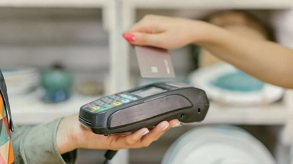 “Πύρινα” πρόστιμα για τα μη διασυνδεδεμένα POS