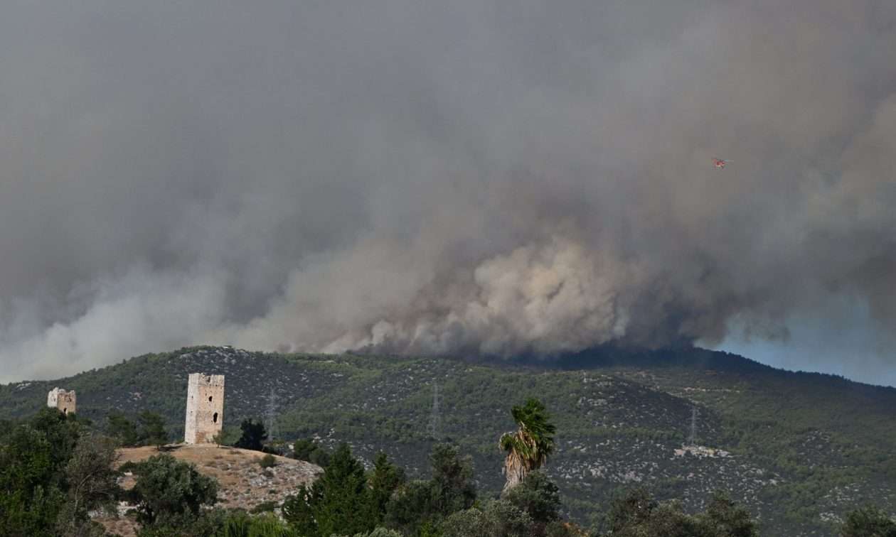 Εύβοια – Μάχη με τις φλόγες σε δύο σημεία δίνουν οι πυροσβέστες – Νέο μέτωπο λόγω ανέμων