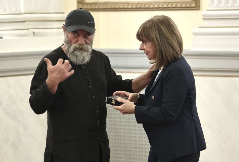 Για εγκληματική οργάνωση ο βραβευμένος από την Σακελλαροπούλου «άλλος άνθρωπος»!