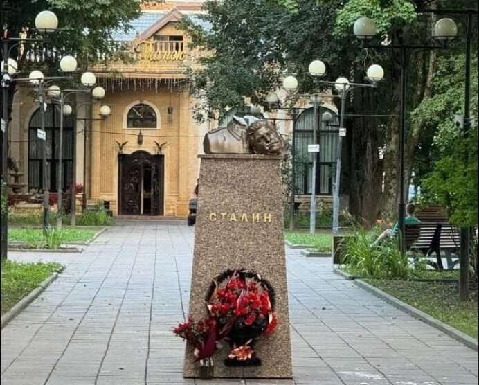 Άνδρας έκοψε το κεφάλι μιας προτομής του Στάλιν