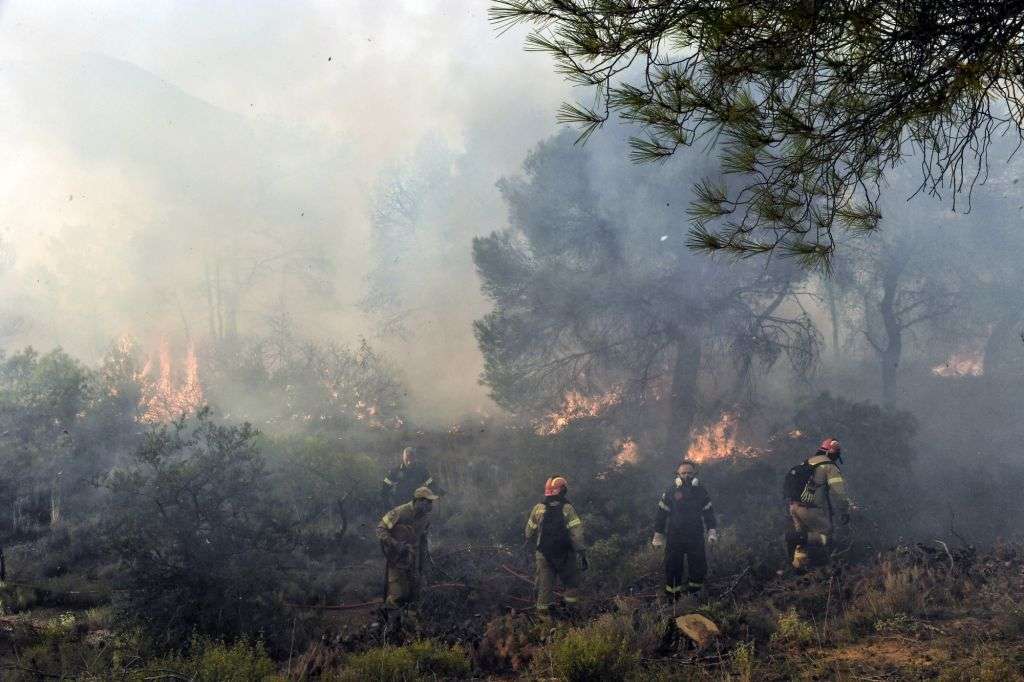 Φωτιά στις Κορυφές Καβάλας – Επιχειρούν 38 πυροσβέστες και 2 ελικόπτερα