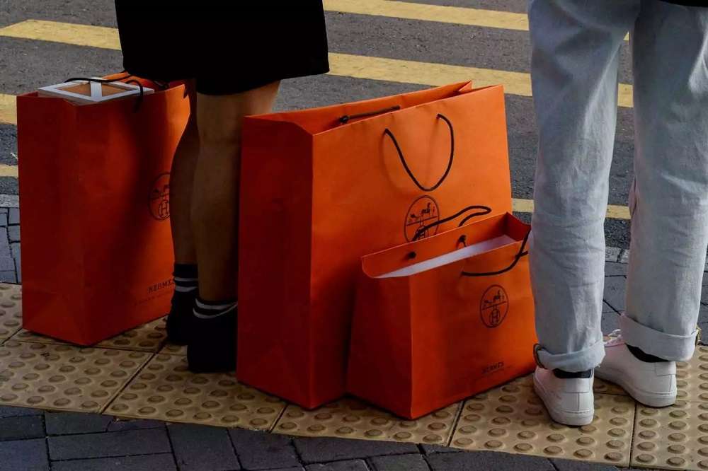 Γαλλία: Ερωτηματικά για την κλοπή των 11 Hermes από την κουνιάδα του εμίρη του Κατάρ και στο βάθος διπλωματικό επεισόδιο