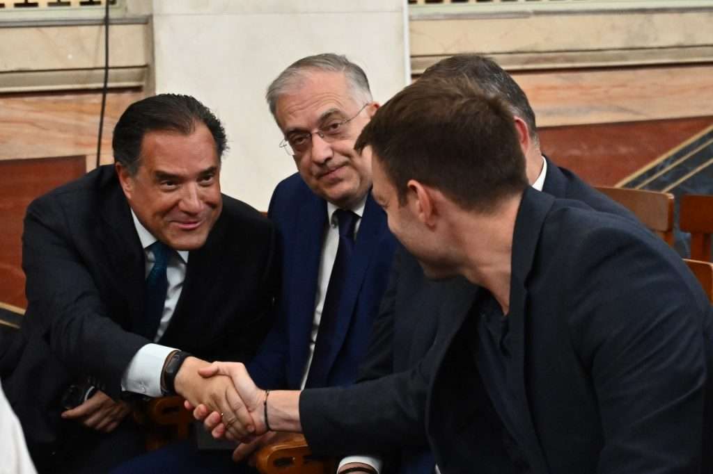 Κάτι τρέχει με τον Σπύρο! Άδωνης και Κασσελάκης σε… εγκάρδια χειραψία! Σάλος στα μέσα κοινωνικής δικτύωσης