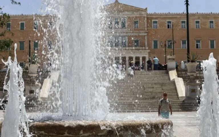 Καιρός: «Ζεστό» το σκηνικό μέχρι την Κυριακή – Στους 34°C ο υδράργυρος