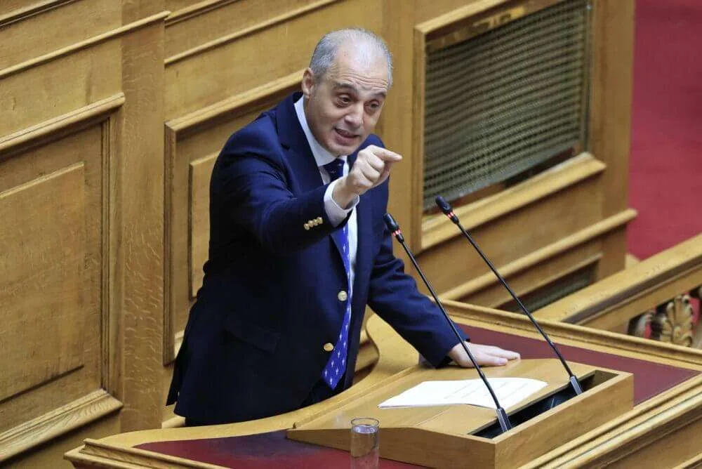 Συνταχθήκατε με το σκότος, προδώσατε την Ελλάδα, την κοιτίδα του φωτός! Συγκλόνισε το κοινοβούλιο ο Κυριάκος Βελόπουλος…