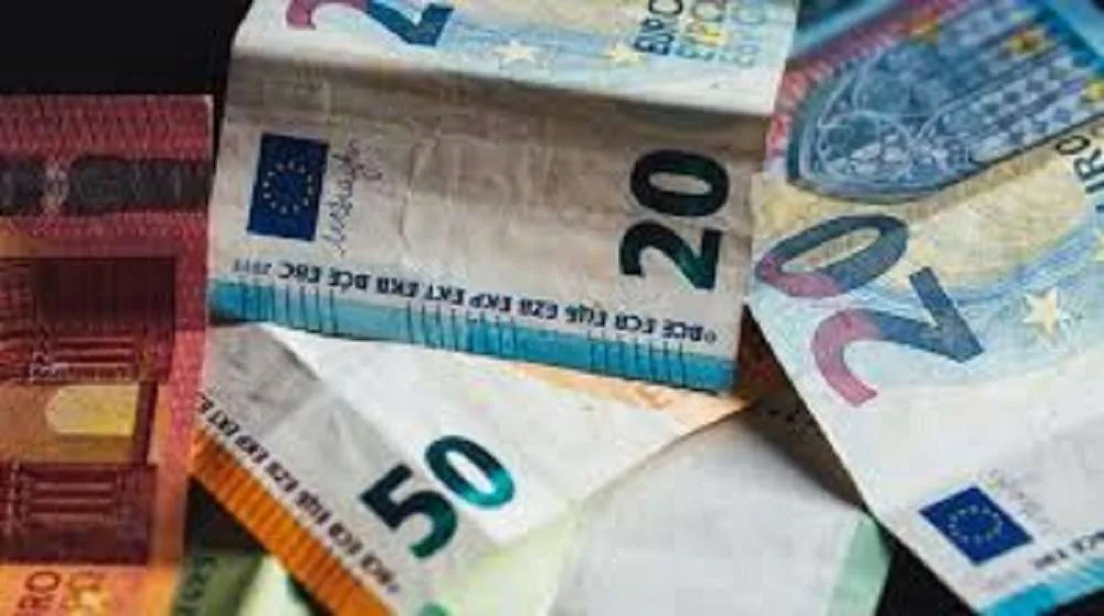 Τα μετρητά από το στρώμα «κυνηγάει» η εφορία
