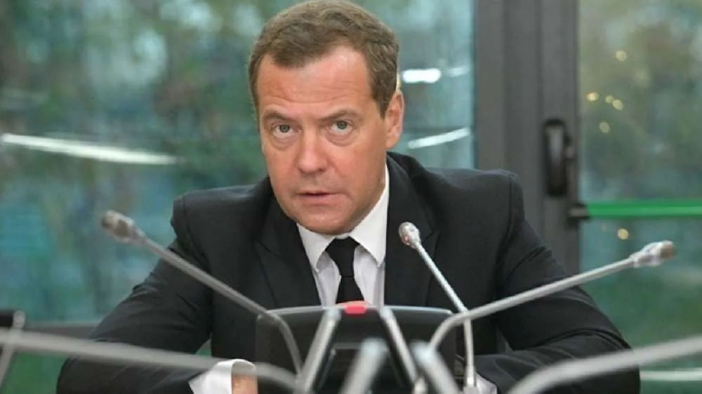 Μύδροι Μεντβέντεφ για την τελετή έναρξης: Ο Μακρόν υποβάθμισε σε «τσούλα» τη Γαλλία