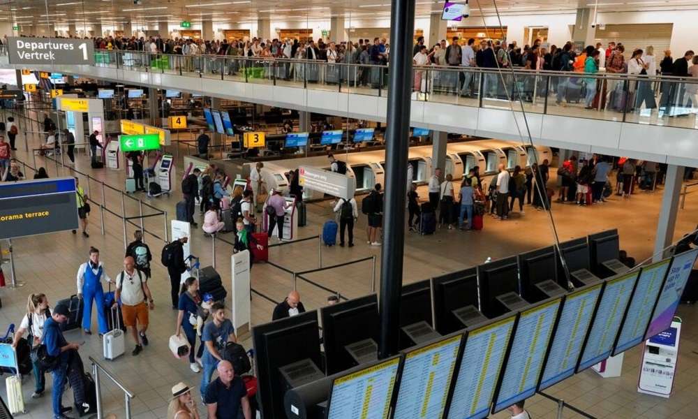 Χάος σε αεροδρόμια και σταθμούς: Το μπλακ άουτ στα πληροφοριακά συστήματα «γονατίζει» τις μεταφορές
