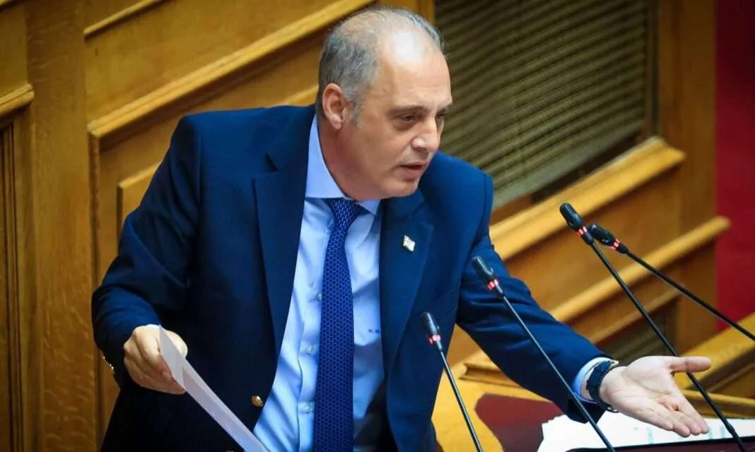 O Κ. Βελόπουλος ΖΩΝΤΑΝΑ λίγο μετά τις 13:00 στη Βουλή – Αποκαλύψεις για τις ανεμογεννήτριες και τα σκάνδαλα της ΝΔ