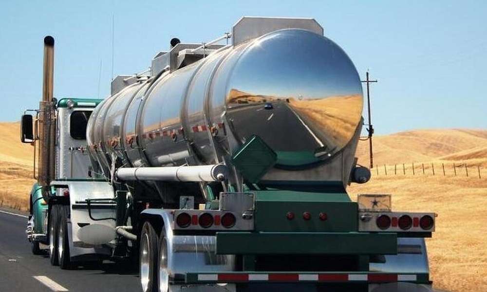 Τούμπαρε βυτιοφόρο – Κλείνει η εθνική οδός Αθηνών – Λαμίας