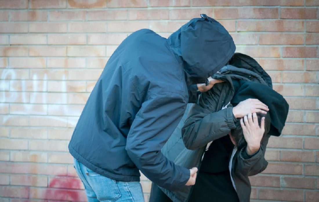 Δέκα άτομα χτύπησαν πολύ άσχημα ανήλικο