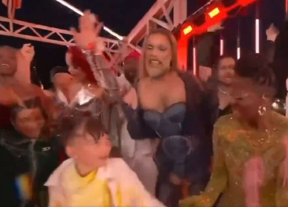 ΑΔΙΑΝΟΗΤΟ!!! Ανήλικα παιδιά χορεύουν με Drag Queens κατά την έναρξη των Ολυμπιακών Αγώνων!