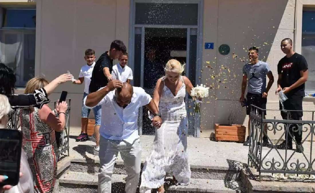 Πέταξαν στο νεόνυμφο ζευγάρι μακαρονάκι κοφτό και σκυλοτροφή