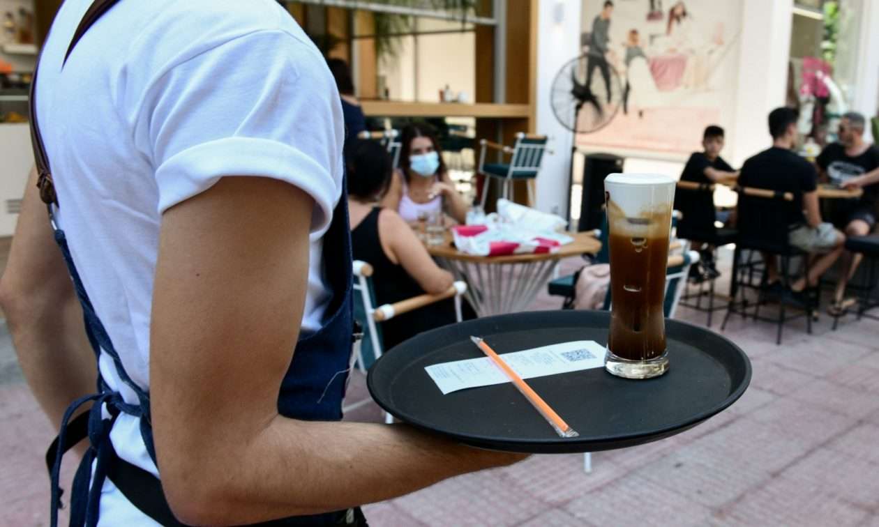 Δεκαπενταύγουστος: Πώς πληρώνονται την αργία οι εργαζόμενοι