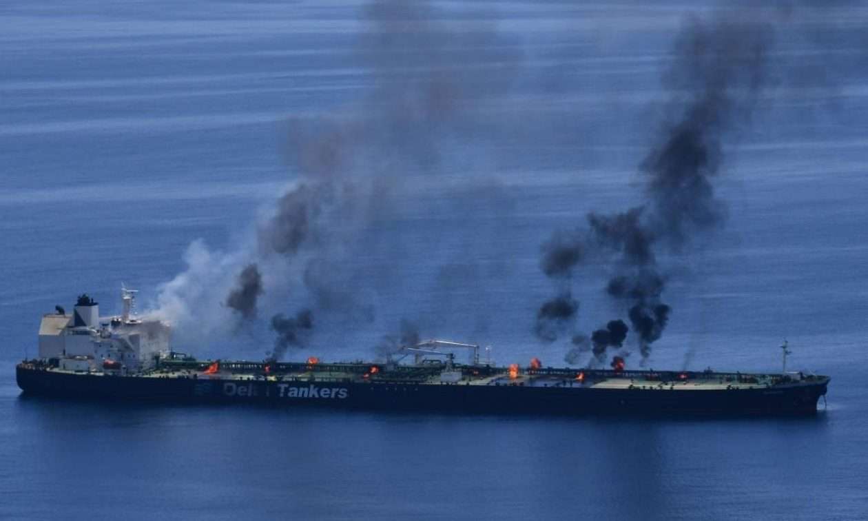 SOS για μεγάλη ρύπανση μετά το χτύπημα στο ελληνικό δεξαμενόπλοιο