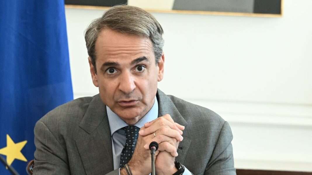 Ερωτήματα για τον τρόπο που… κάνει τον σταυρό του ο Μητσοτάκης