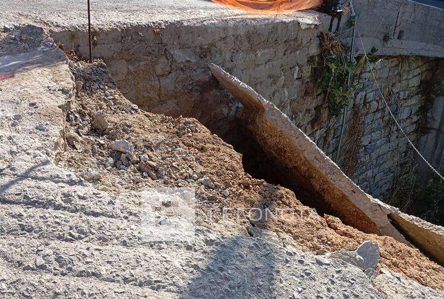 Μηλιές Πηλίου: Υποχώρησε ο δρόμος σε πάρκινγκ με αποτέλεσμα τον εγκλωβισμό δέκα οχημάτων