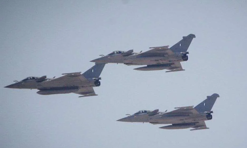 Δύο μαχητικά αεροσκάφη Rafale συγκρούστηκαν στον αέρα – Σώος ένας πιλότος, έρευνα για δύο