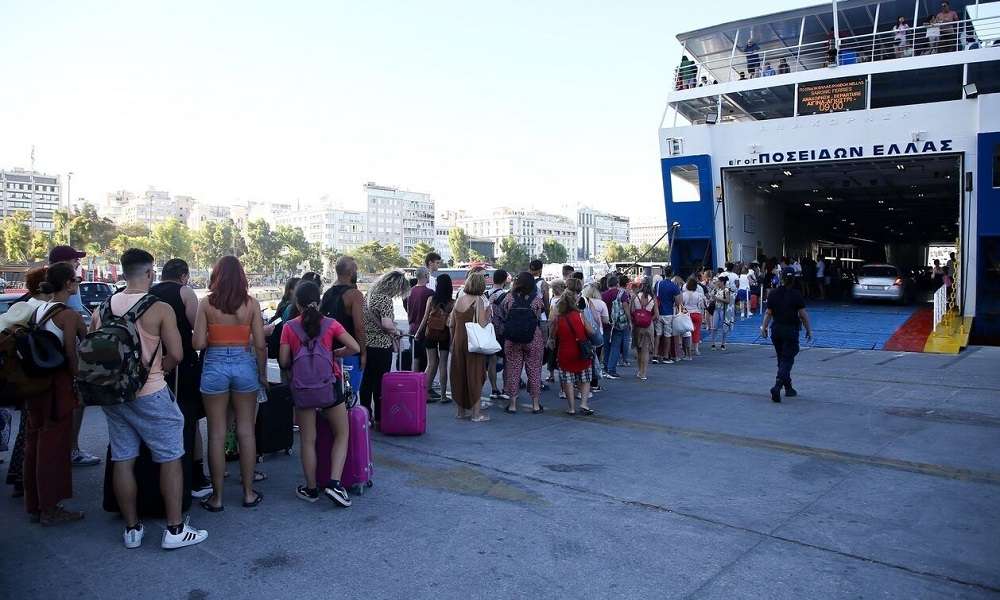Μαζική η φυγή των αδειούχων του Αυγούστου – Στο 90% η πληρότητα στα πλοία