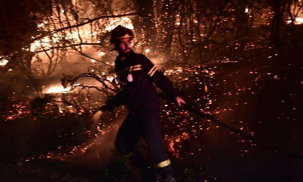 Φωτιά στην Αττική – Αναζωπύρωση και στο Γραμματικό – Αντιπυρικές ζώνες δημιουργεί η πυροσβεστική προς τον Μαραθώνα