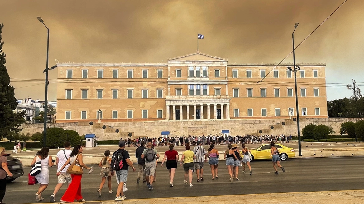 Οι καπνοί από τη φωτιά στον Βαρνάβα «πνίγουν» την Αττική – Μαύρος ο ουρανός στο κέντρο της Αθήνας