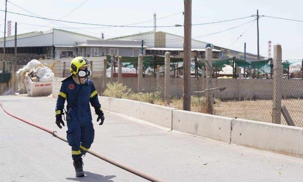 Υπό έλεγχο η φωτιά στον Ασπρόπυργο – 3 πυροσβέστες εσπευσμένα στο νοσοκομείο