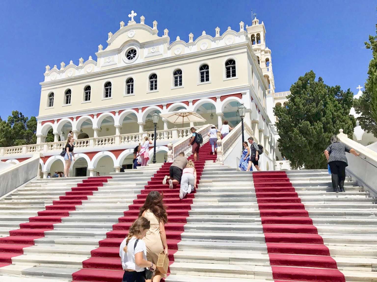 Δεκαπενταύγουστος: Μεγάλη γιορτή σήμερα για τη Χριστιανοσύνη- Τα έθιμα από την Τήνο έως τα βεγγαλικά στην Πάρο και τους καβαλάρηδες στην Κάρπαθο