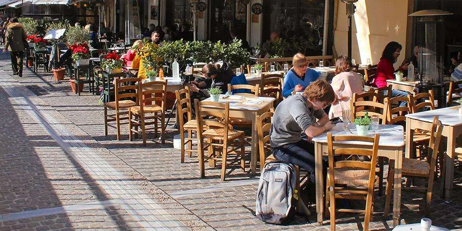 Νέες συνήθειες στην εστίαση – Μειώθηκαν οι έξοδοι, αυξήθηκαν delivery και γρήγορο φαγητό