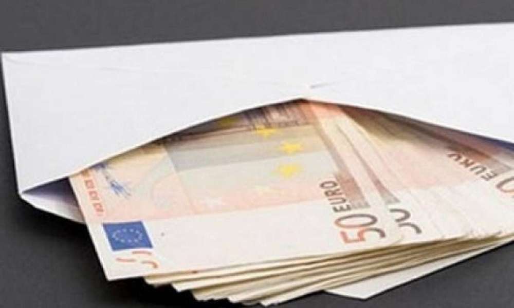 Κατερίνη – 56χρονος βρήκε φάκελο που περιείχε 7.500 ευρώ και τον παρέδωσε στην αστυνομία