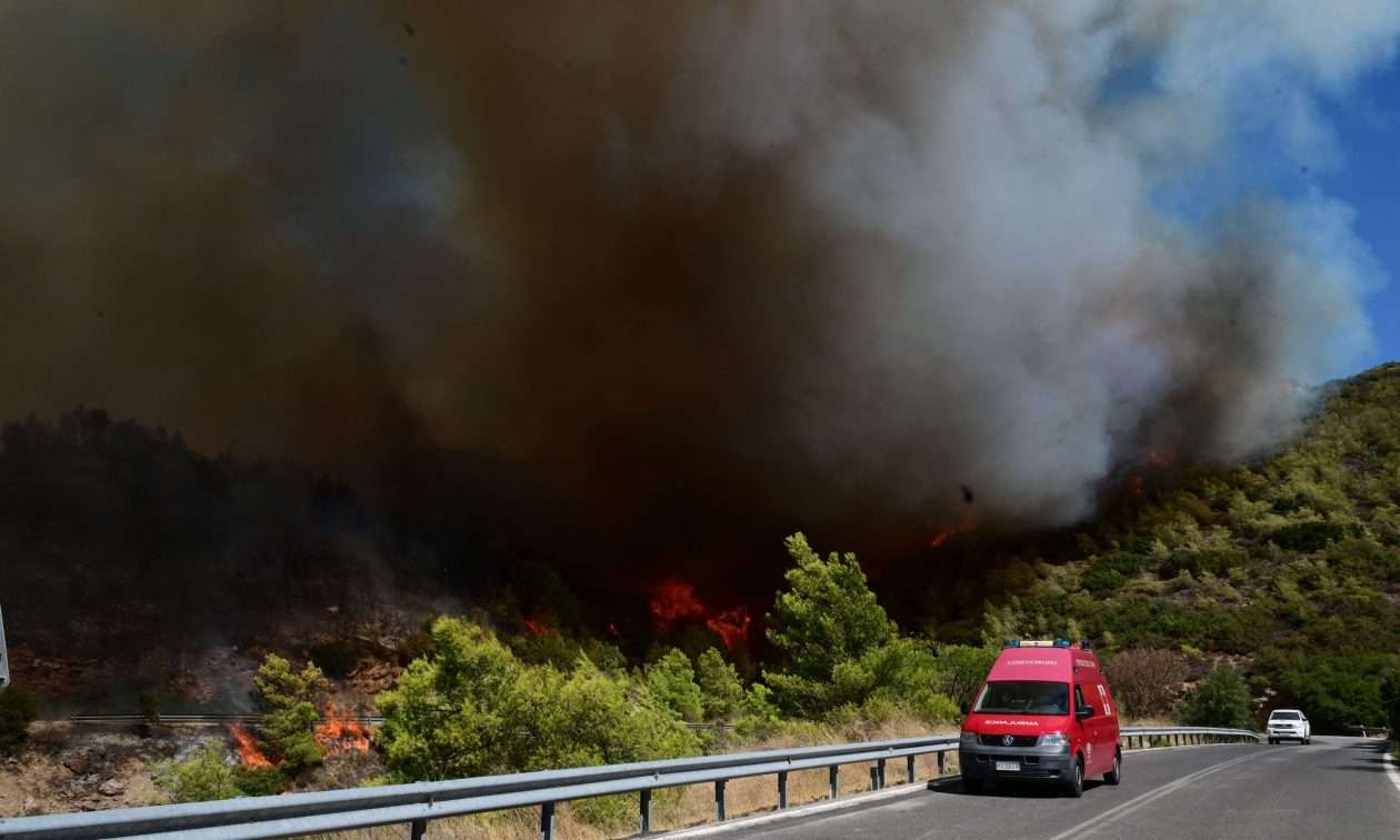 Φωτιά στην Αττική: Καίγονται σπίτια στη Διώνη – Η αστυνομία διώχνει τον κόσμο