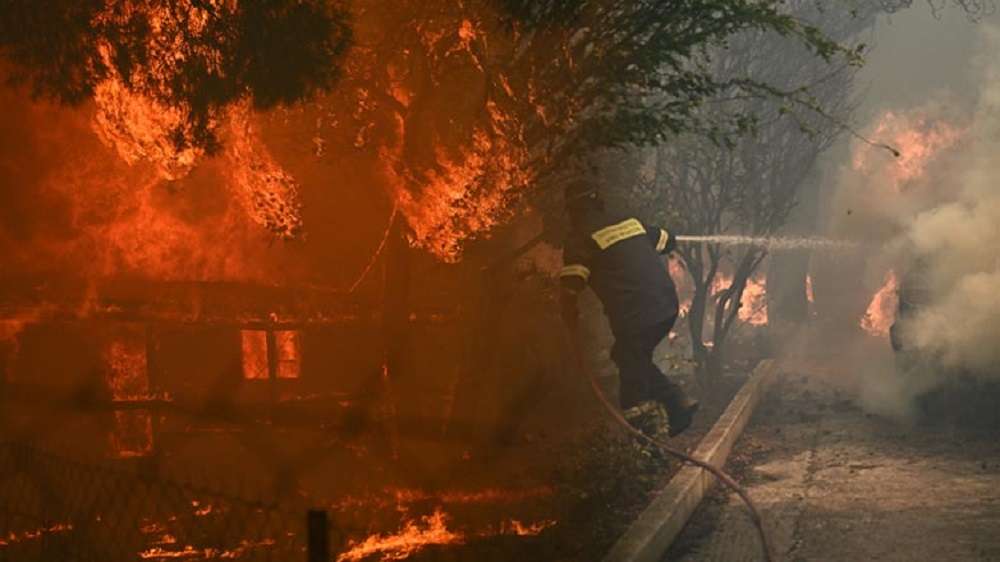 Εμπρησμοί – Συνελήφθη ζευγάρι στη Νέα Μάκρη και αναζητείται ο 16χρονος γιος τους