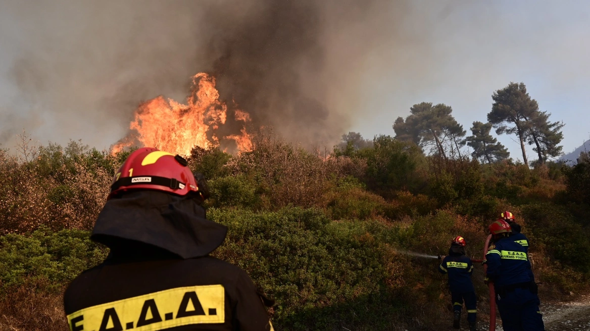 Φωτιά στην Αττική: Δύσκολες ώρες μέχρι τις 15:00 λόγω των ανέμων