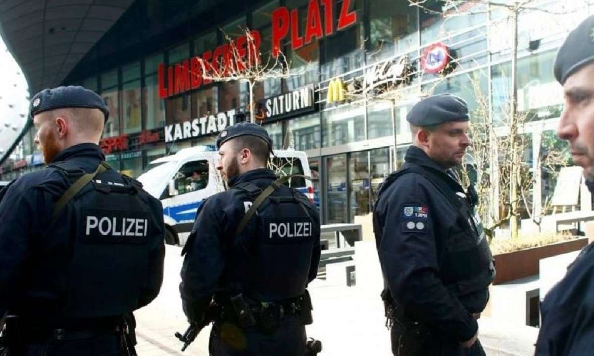 Γερμανία – Νεκρός από αστυνομικά πυρά άνδρας που επιτέθηκε με μαχαίρια σε πολίτες