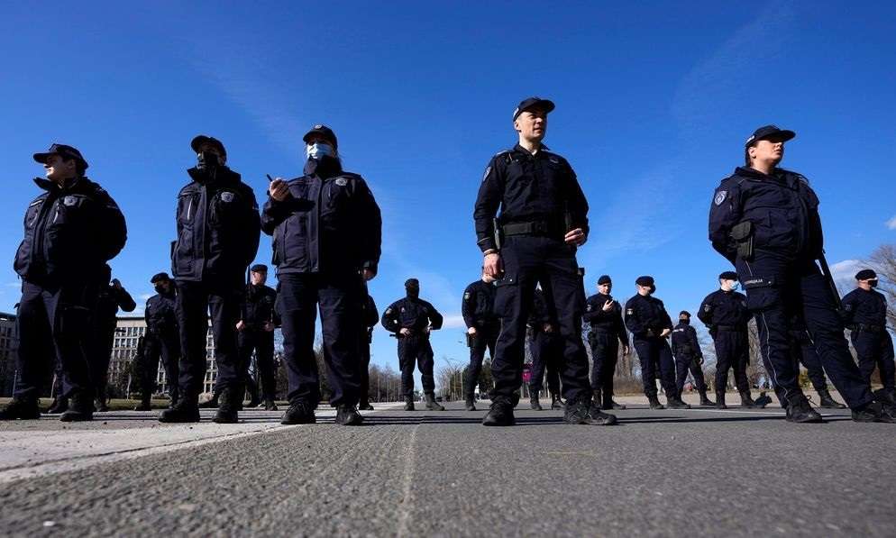 Γερμανία – Παγιδεύτηκαν άνθρωποι μετά την κατάρρευση ξενοδοχείου στον ποταμό Μοζέλα