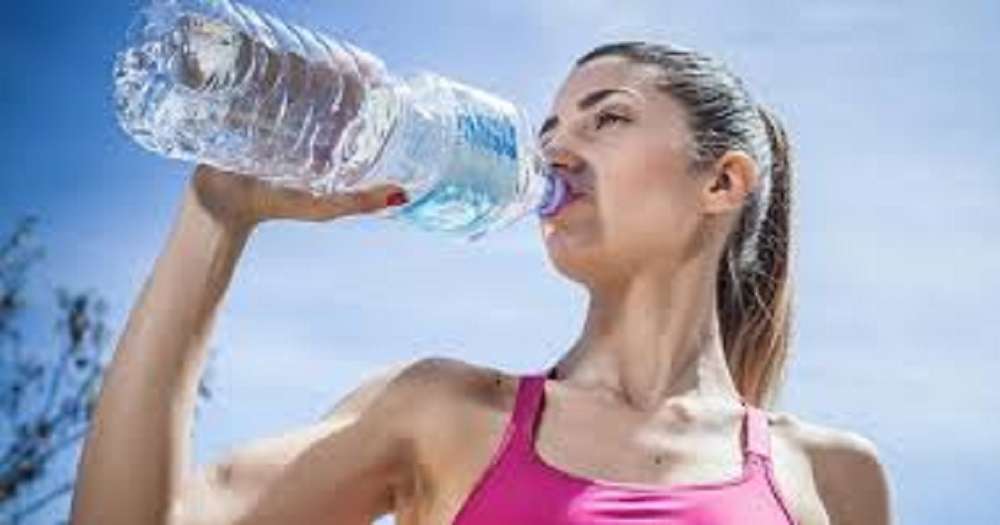 Πόσο νερό πρέπει να πίνετε καθημερινά για να μην πάρετε βάρος