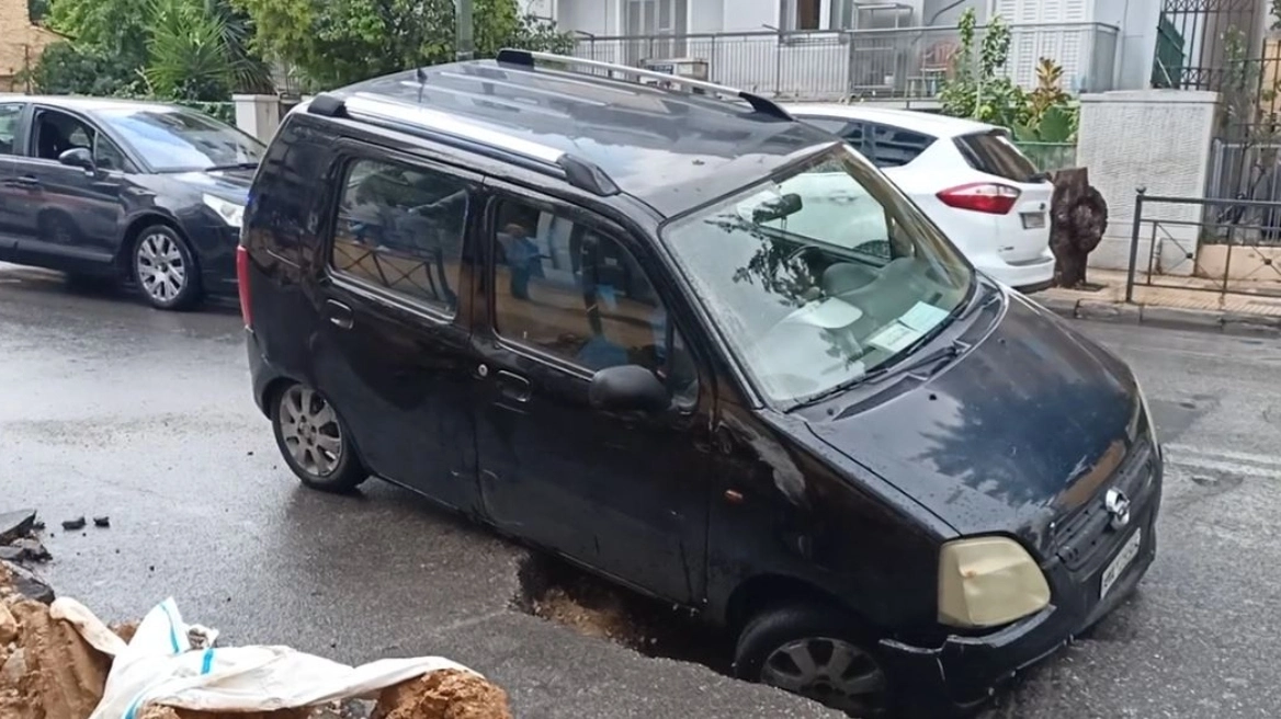 Αυτοκίνητο έπεσε μέσα σε τρύπα στα Άνω Πατήσια λόγω κακοκαιρίας (βίντεο)