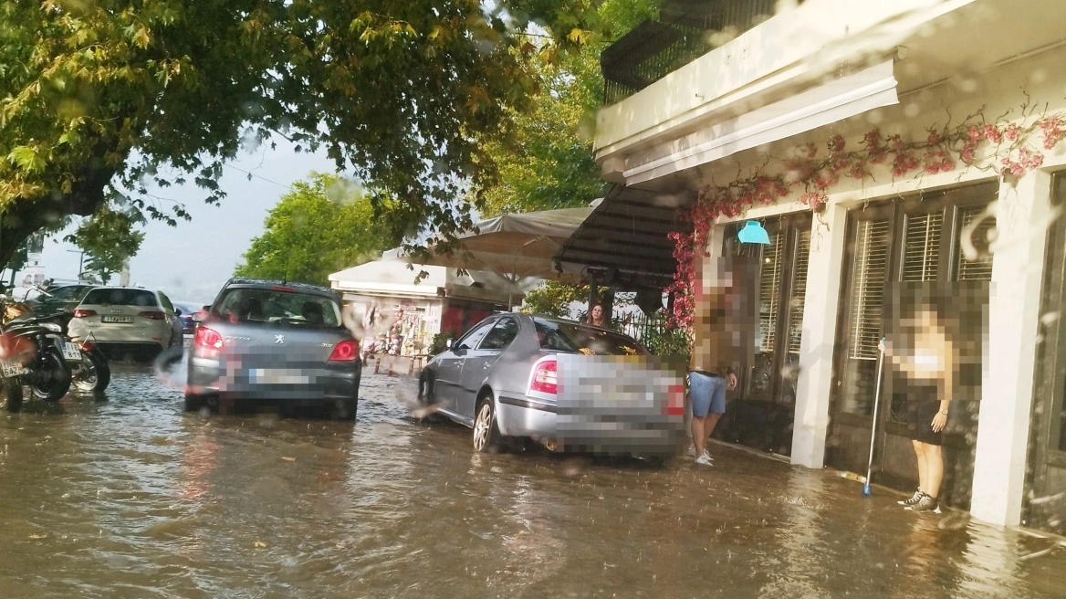 Μεγάλο μπουρίνι στα Γιάννινα – Πλημμύρισαν οι δρόμοι