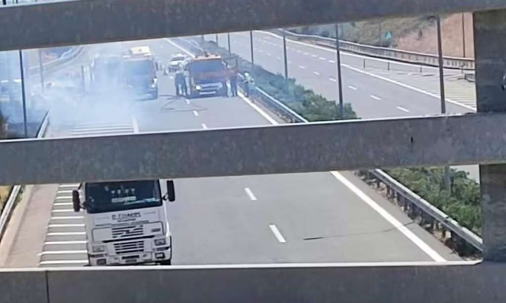 «Τυλίχθηκε» στις φλόγες φορτηγό στην Ιόνια Οδό – Εκτροπή της κυκλοφορίας