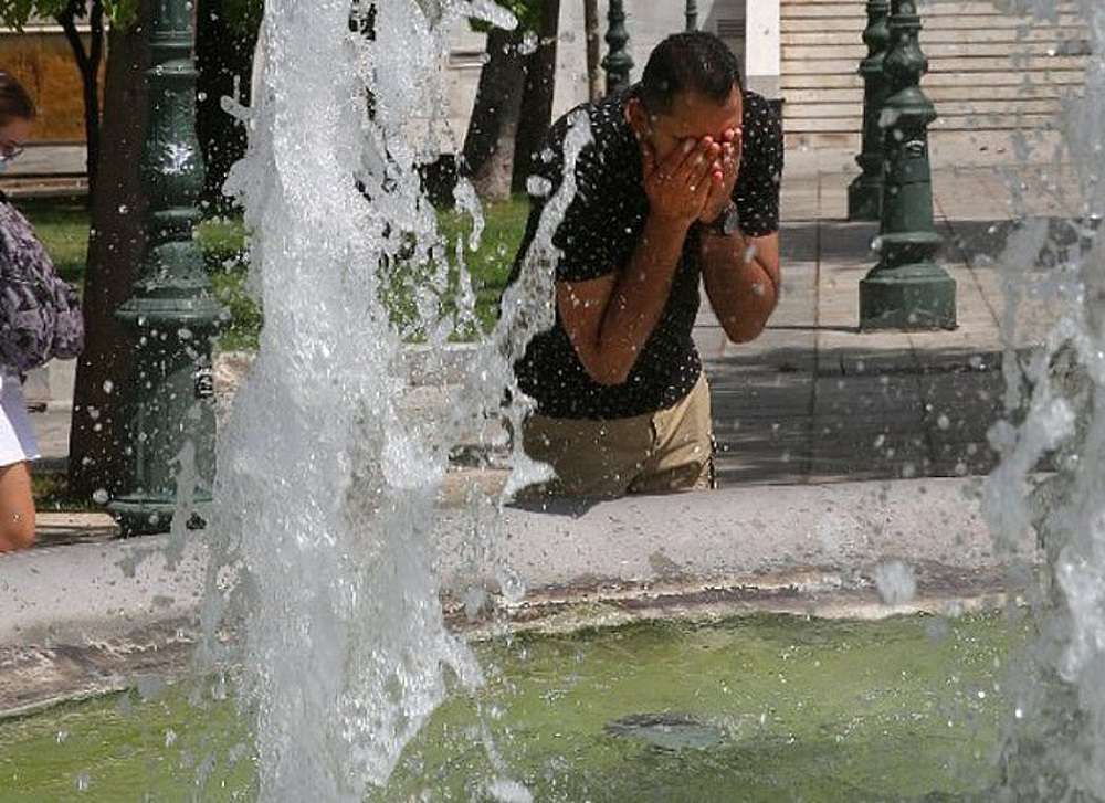 Καιρός: Εμμονική ζέστη και καύσωνας αυξημένης έντασης από την Κυριακή