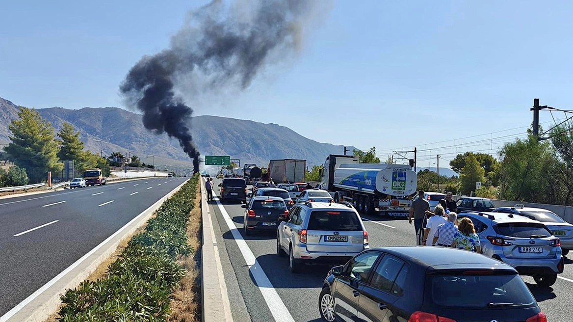Έσβησε η φωτιά στην Αθηνών-Κορίνθου μετά την ανατροπή βυτιοφόρου – Κλειστό το ρεύμα προς Αθήνα